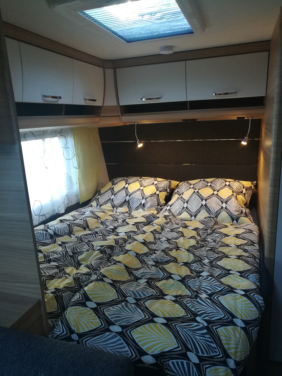 Glampingunterkunft: Doppelbett mit verschließbarem Schlafbereich  - Campingpark Bielefeld - Entspannen am Teutoburger Wald