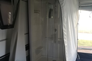 Glampingunterkunft: Die Komfort-Dusche ist separat im Vorzelt installiert. - Campingpark Bielefeld - Entspannen am Teutoburger Wald