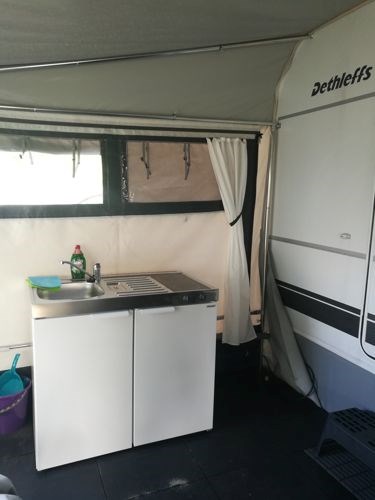 Glampingunterkunft: Durch die Pantryküche im Vorzelt kommen keine Gerüche in den SeasonCamper  - Campingpark Bielefeld - Entspannen am Teutoburger Wald