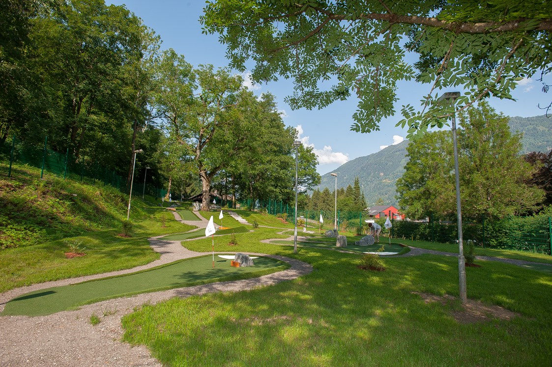Glampingunterkunft: Adventure Minigolf - Ferienhaus Premium am Seecamping Berghof