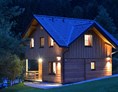 Glampingunterkunft: Außenansicht bei Nacht - Ferienhaus - Ferienhaus Premium am Seecamping Berghof