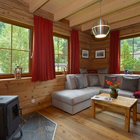 Glampingunterkunft: Wohnzimmer - Ferienhaus Deluxe am Seecamping Berghof