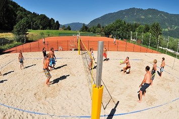 Glampingunterkunft: Beachvolleyball am Campingplatz - Ferienhaus Deluxe am Seecamping Berghof