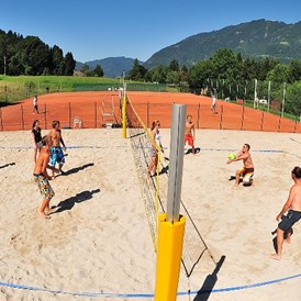 Glampingunterkunft: Beachvolleyball am Campingplatz - Ferienhaus Deluxe am Seecamping Berghof