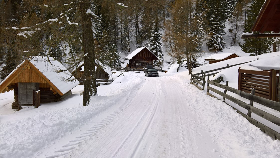 Glampingunterkunft: Hüttenzufahrt im Winter - Bergheim Schmidts Almhütten und Stellplätze