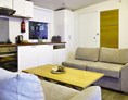 Glampingunterkunft: Gemütlicher Wohnbereich - Luxus-Mobilheim Aspect mit zwei Schlafzimmern am Camping Parco delle Piscine