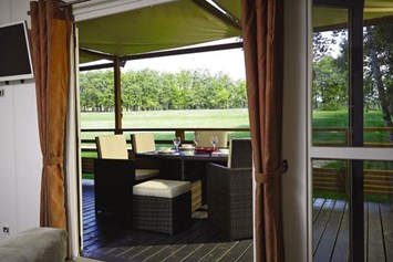 Glampingunterkunft: Blick auf die Terrasse - Luxus-Mobilheim Aspect mit zwei Schlafzimmern am Camping Parco delle Piscine