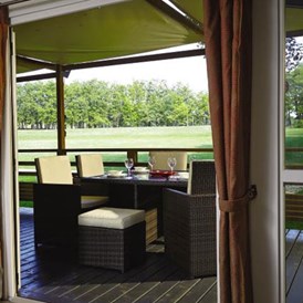 Glampingunterkunft: Blick auf die Terrasse - Luxus-Mobilheim Aspect mit zwei Schlafzimmern am Camping Parco delle Piscine