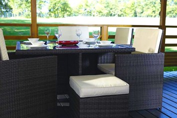 Glampingunterkunft: Terrassenmöbel - Luxus-Mobilheim Aspect mit zwei Schlafzimmern am Camping Parco delle Piscine