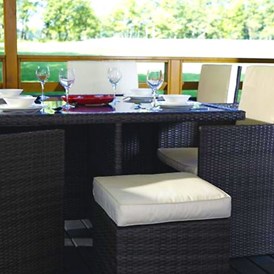 Glampingunterkunft: Terrassenmöbel - Luxus-Mobilheim Aspect mit zwei Schlafzimmern am Camping Parco delle Piscine