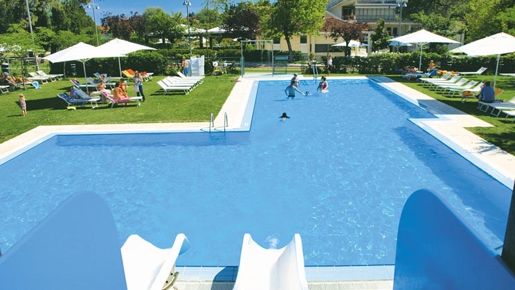 Glampingunterkunft: Pool mit Liegewiese - Luxus-Mobilheim Aspect mit zwei Schlafzimmern am Camping Parco delle Piscine