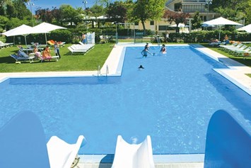 Glampingunterkunft: Pool mit Liegewiese - Luxus-Mobilheim Aspect mit zwei Schlafzimmern am Camping Parco delle Piscine