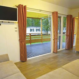 Glampingunterkunft: Großzügiger Wohnbereich - Luxus-Mobilheim Aspect mit drei Schlafzimmern am Camping Parco delle Piscine