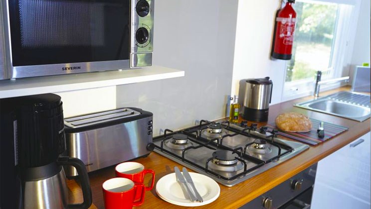 Glampingunterkunft: Gut ausgestattete Küche - Luxus-Mobilheim Aspect mit drei Schlafzimmern am Camping Parco delle Piscine