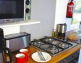 Glampingunterkunft: Gut ausgestattete Küche - Luxus-Mobilheim Aspect mit drei Schlafzimmern am Camping Parco delle Piscine