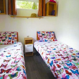 Glampingunterkunft: Einzelbettzimmer - Luxus-Mobilheim Aspect mit drei Schlafzimmern am Camping Parco delle Piscine