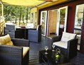 Glampingunterkunft: Großzügige Terrasse - Luxus-Mobilheim Aspect mit drei Schlafzimmern am Camping Parco delle Piscine
